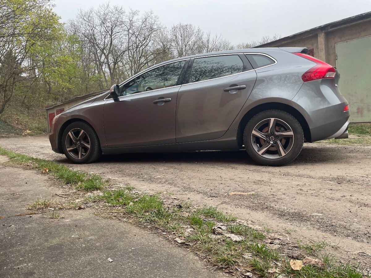 Volvo v40 R Design