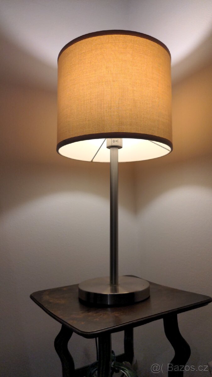 Chromová lampa, béžové stínidlo