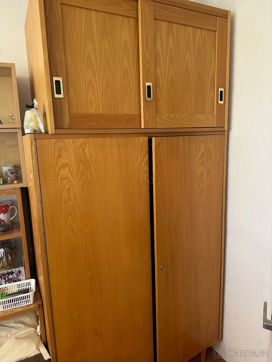 Prodám retro skříň plus nástavec