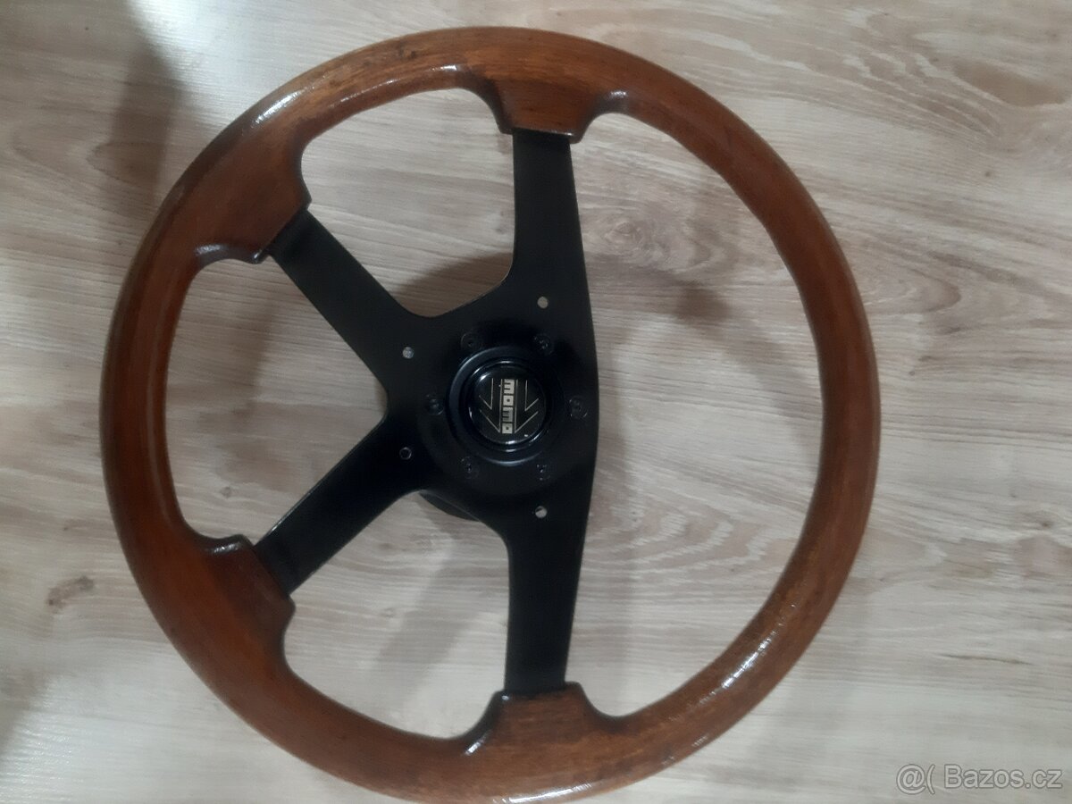 Volant momo