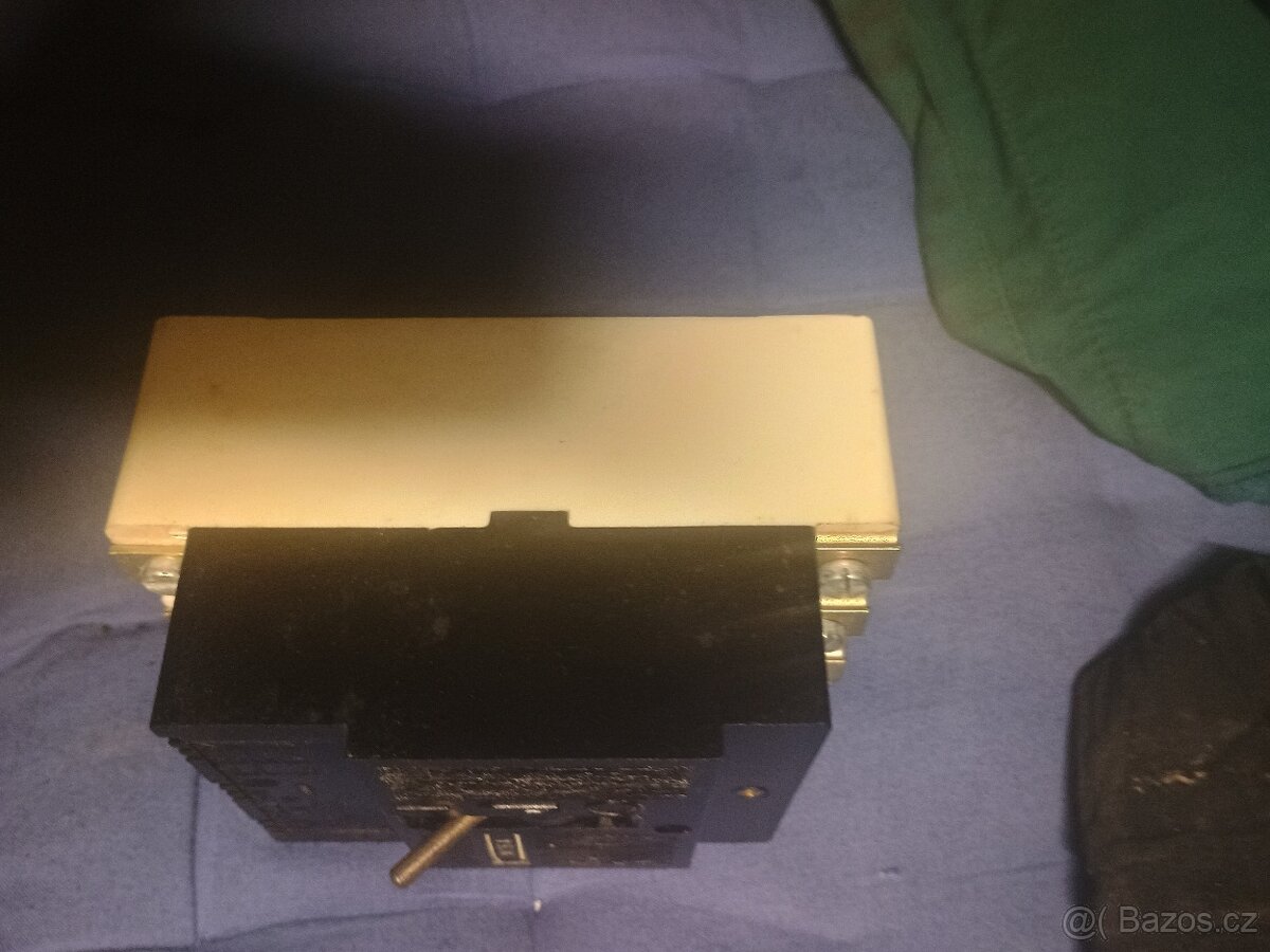 Jistič třífázový,zástrčka kruhová,bowden na CO2