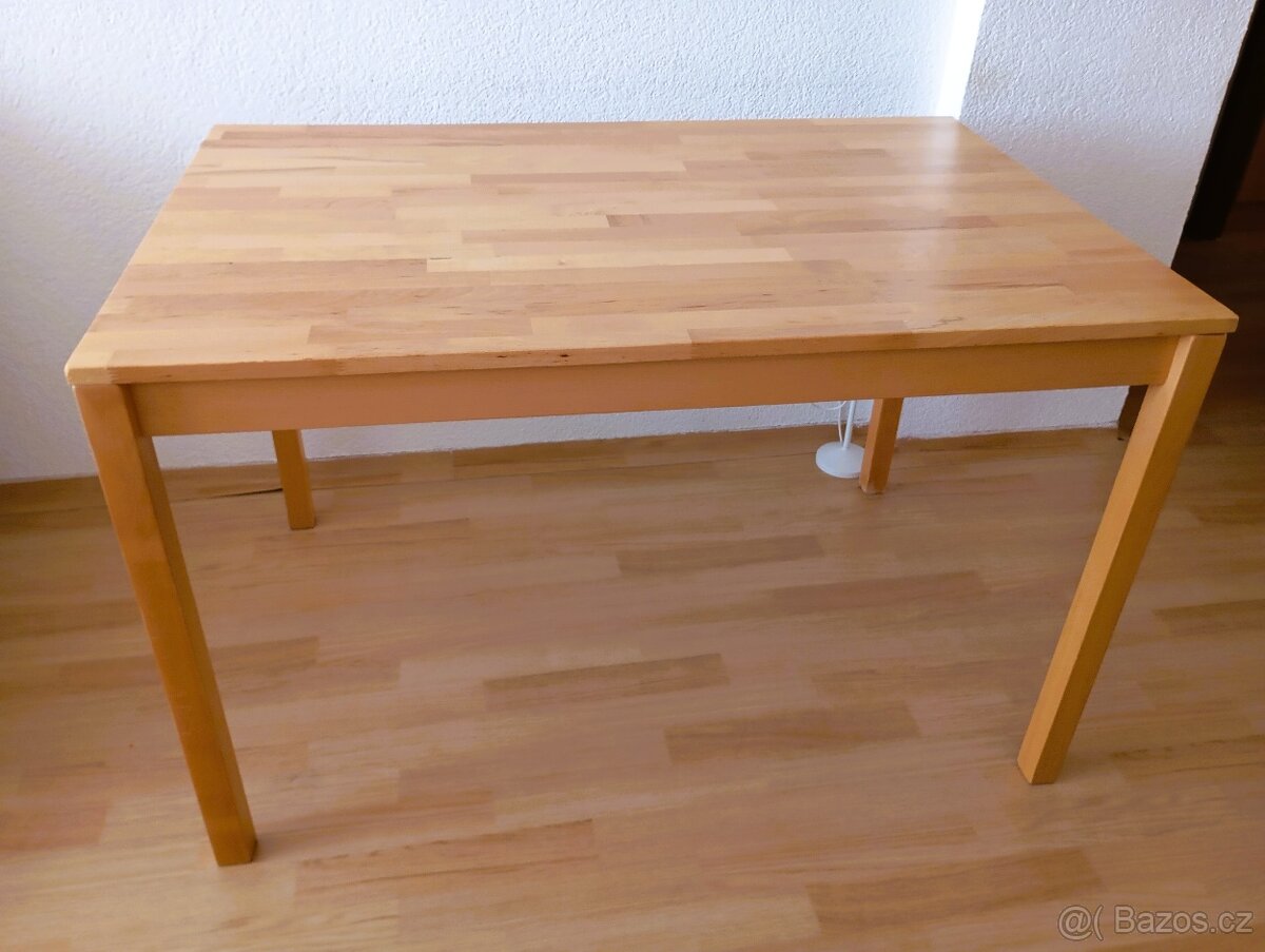 Jídelní stůl z masivu
