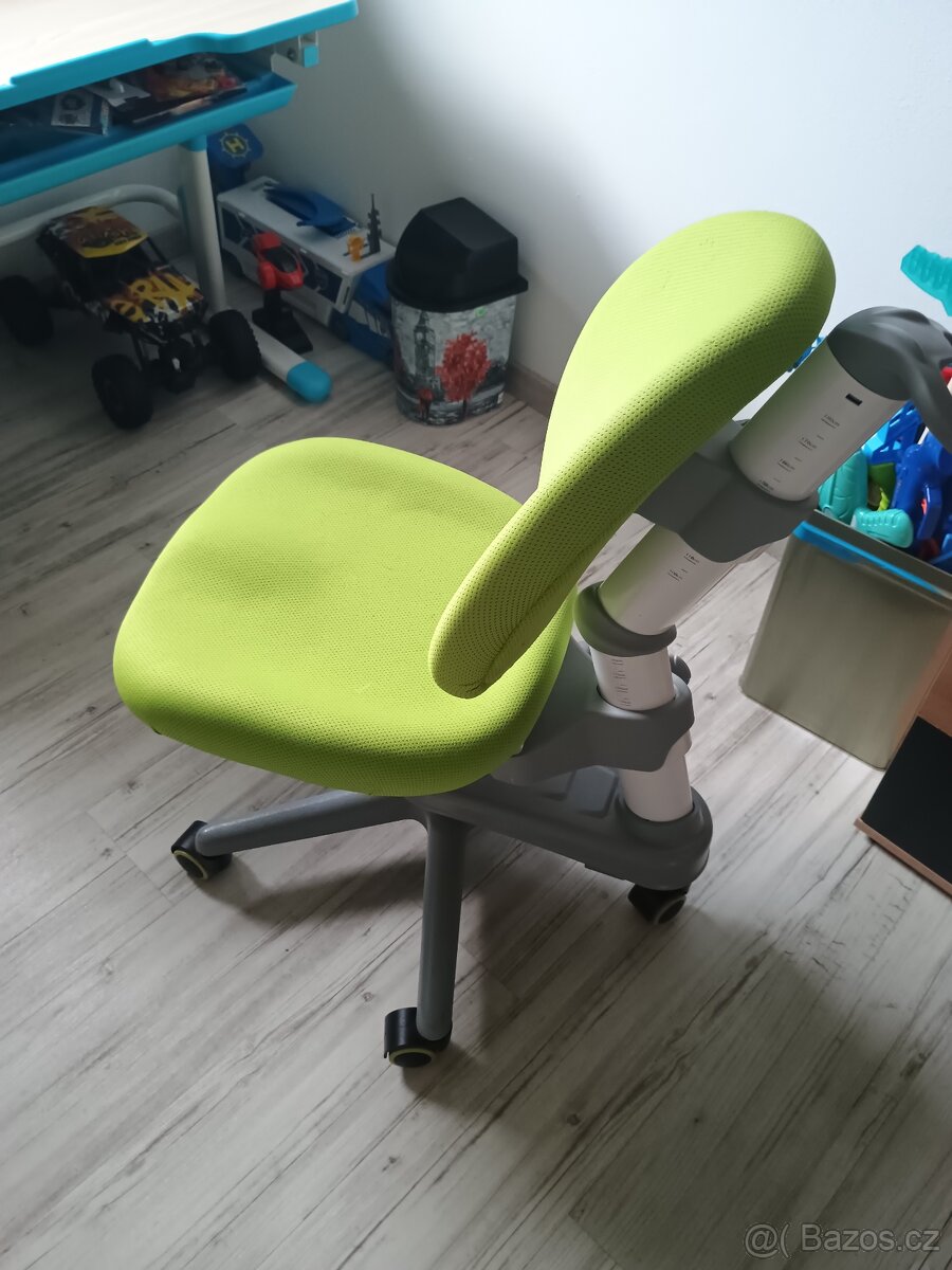 Rostoucí stůl a židle