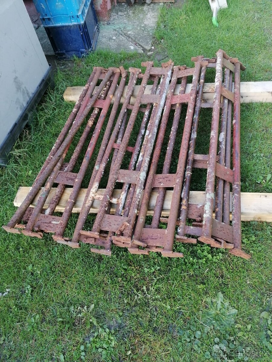Prodám haki lešení — 2,5 kostky, starší