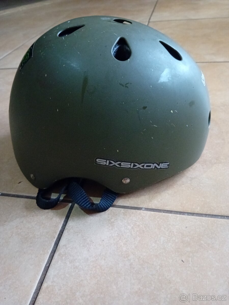 Přilba sixsixone