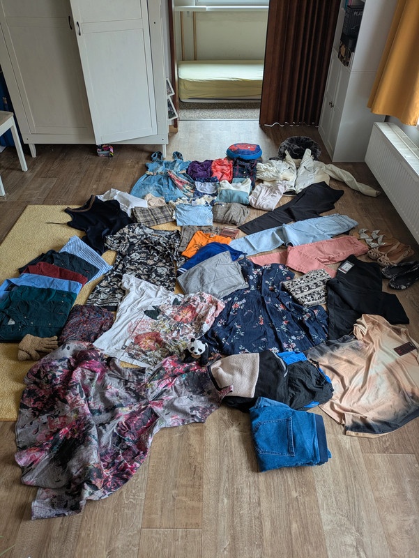 Balík převážně dámské oblečení - 60ks