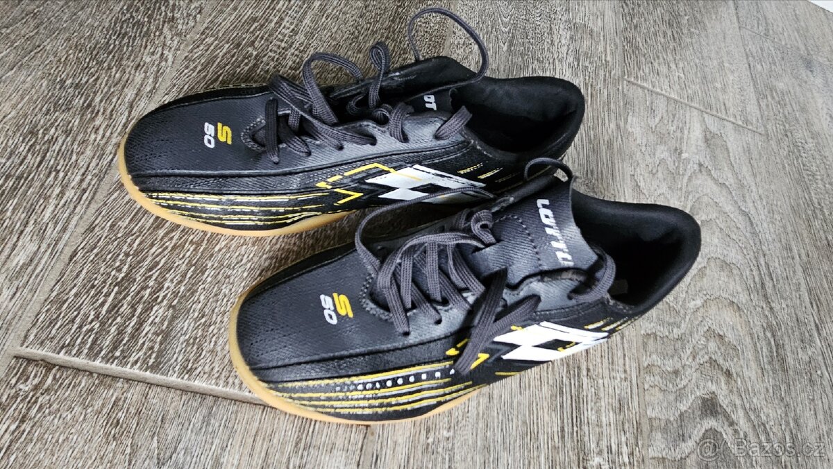 Sálovky Umbro Solista vel 32