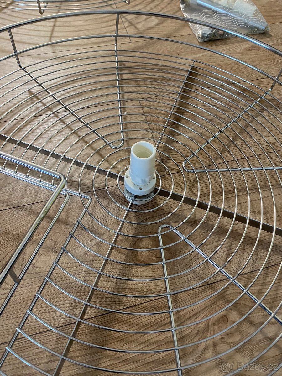 Drátěný program do rohové skříně