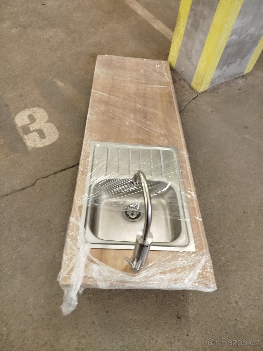 Průtoková baterie na ohřev vody + dřez + deska