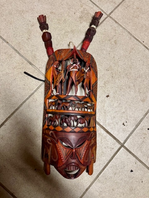 maska ručně vyřezávaná z Keni