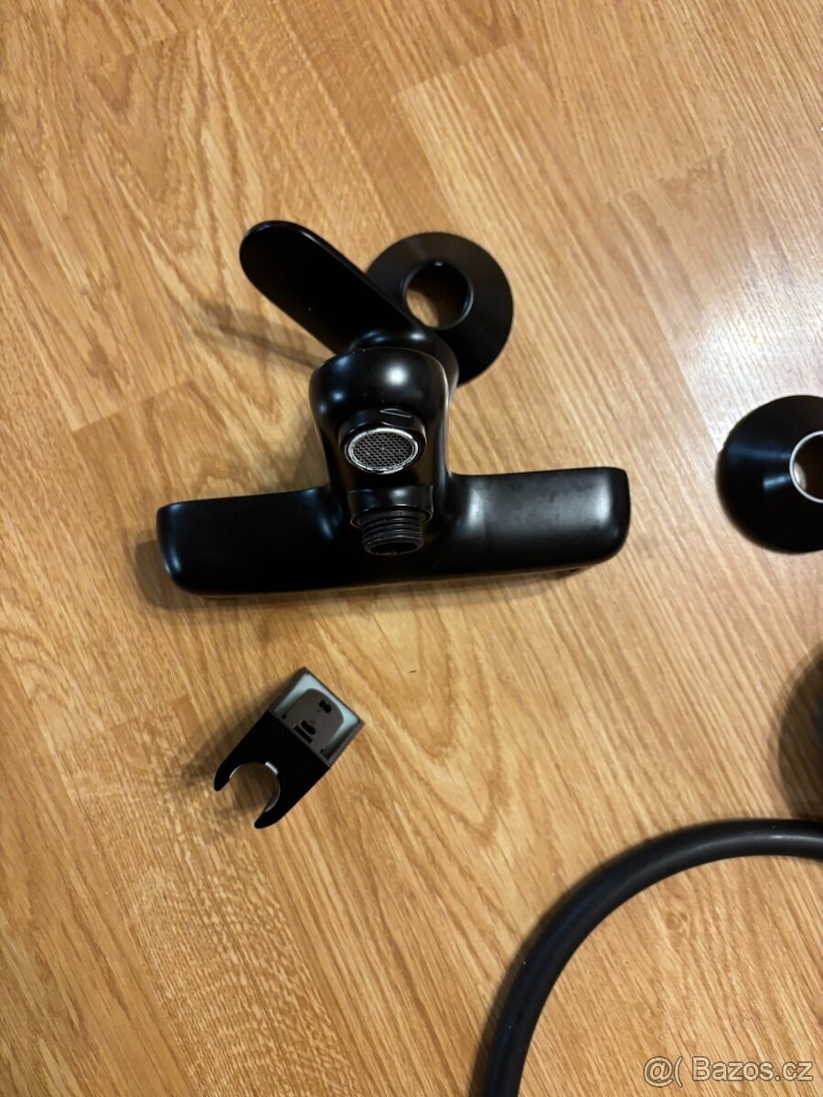 černá koupelnová baterie