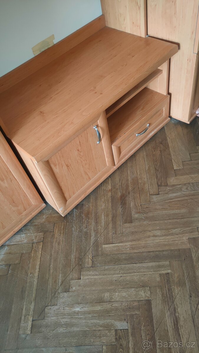 Šatní skříň,Tv stěna