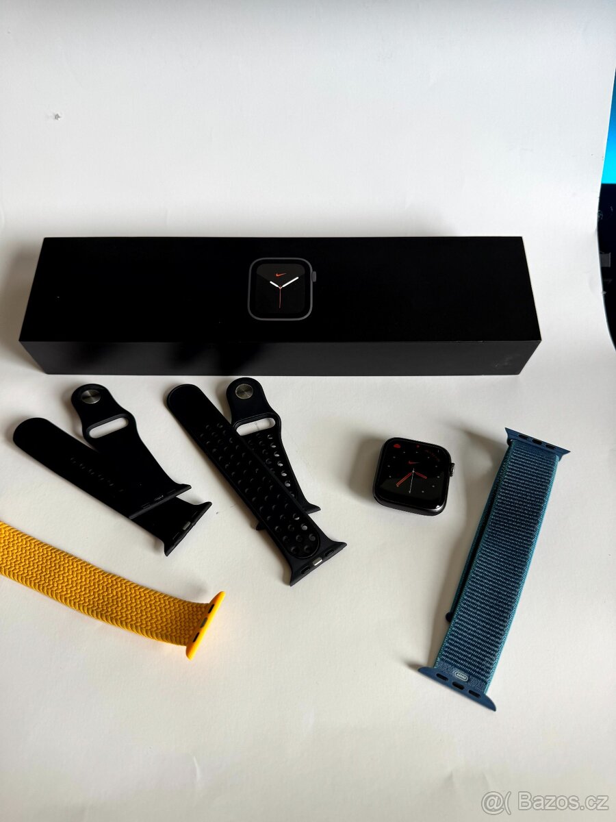 Apple Watch Series 5 - 44mm - Nike Vesrmírně šedý hliník