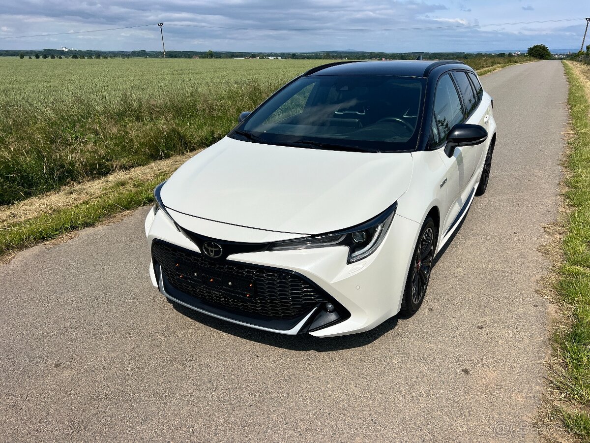 ► TOYOTA COROLLA 1.8 HYBRID GR SPORT E-CVT LED-KAMERA-TAŽNÉ