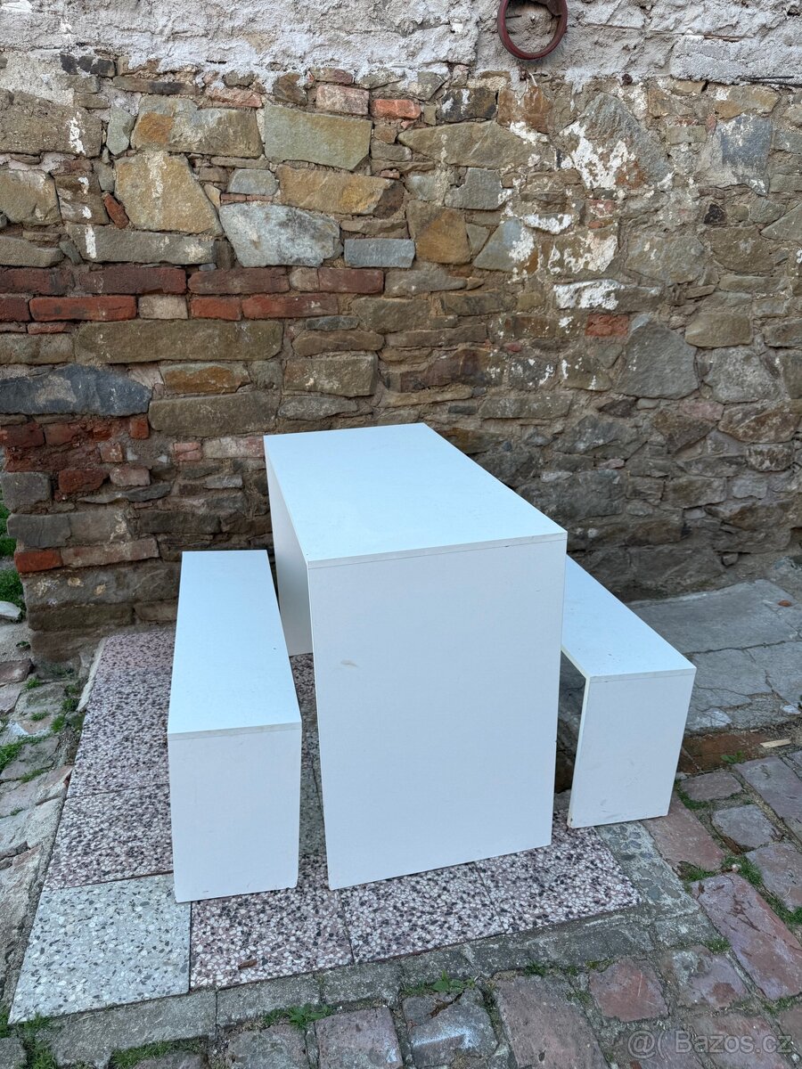 Jídelní stůl s lavicemi