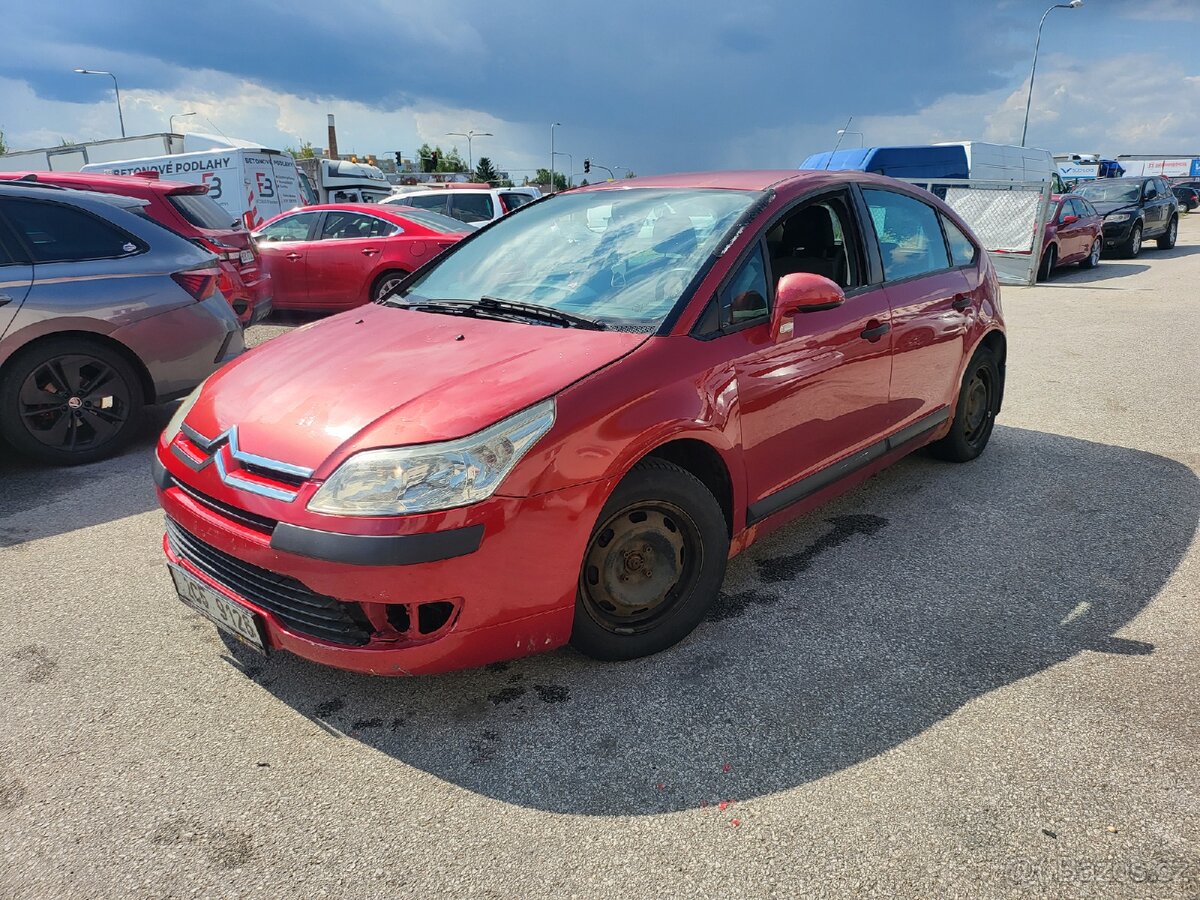 Citroën C4,1.4i,65kw, rok 2005,najeto 220tis km.