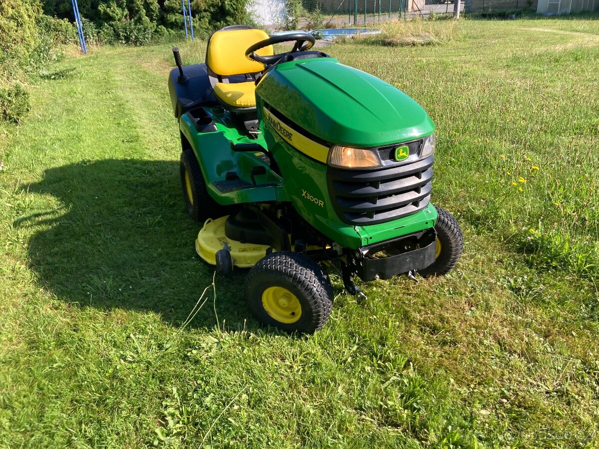 Zahradní traktor John Deere X 300 R