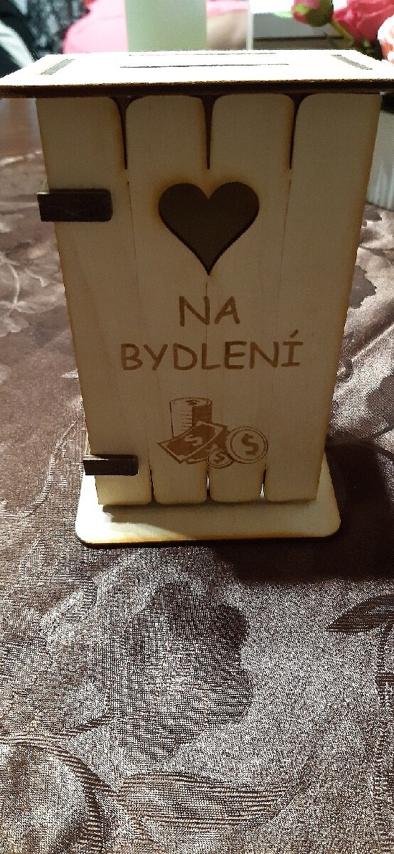 Dřevěná kasička - na bydlení + lakované samorosty + bunda