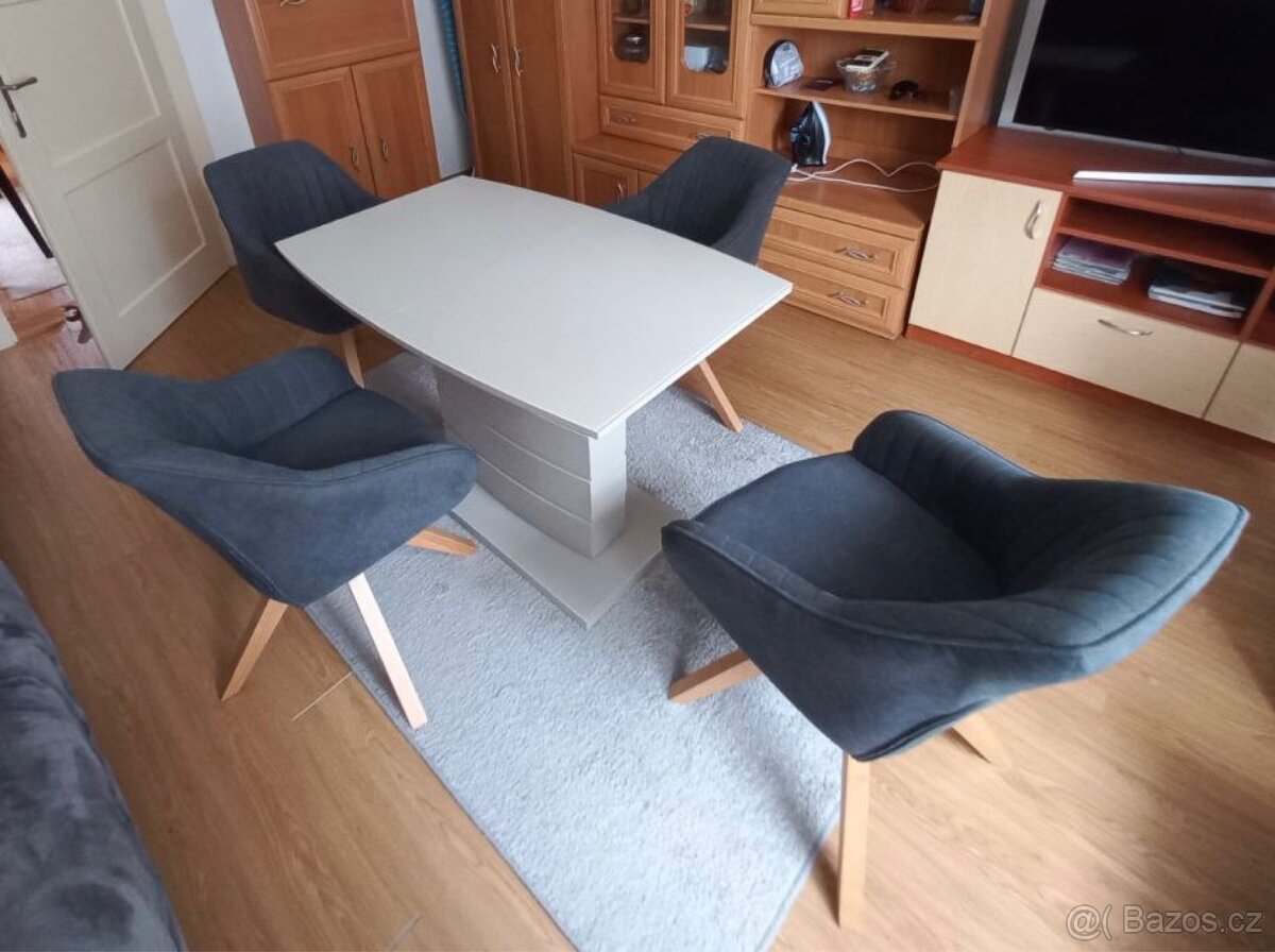 Rozkládací jídelní stůl + 4 křesla