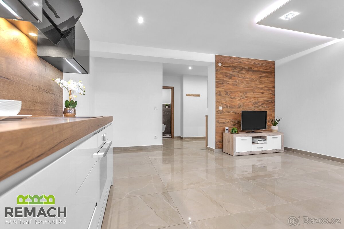 Pronájem, byt 2+kk, 54 m2 + 70 m2 terasa, Staré Město