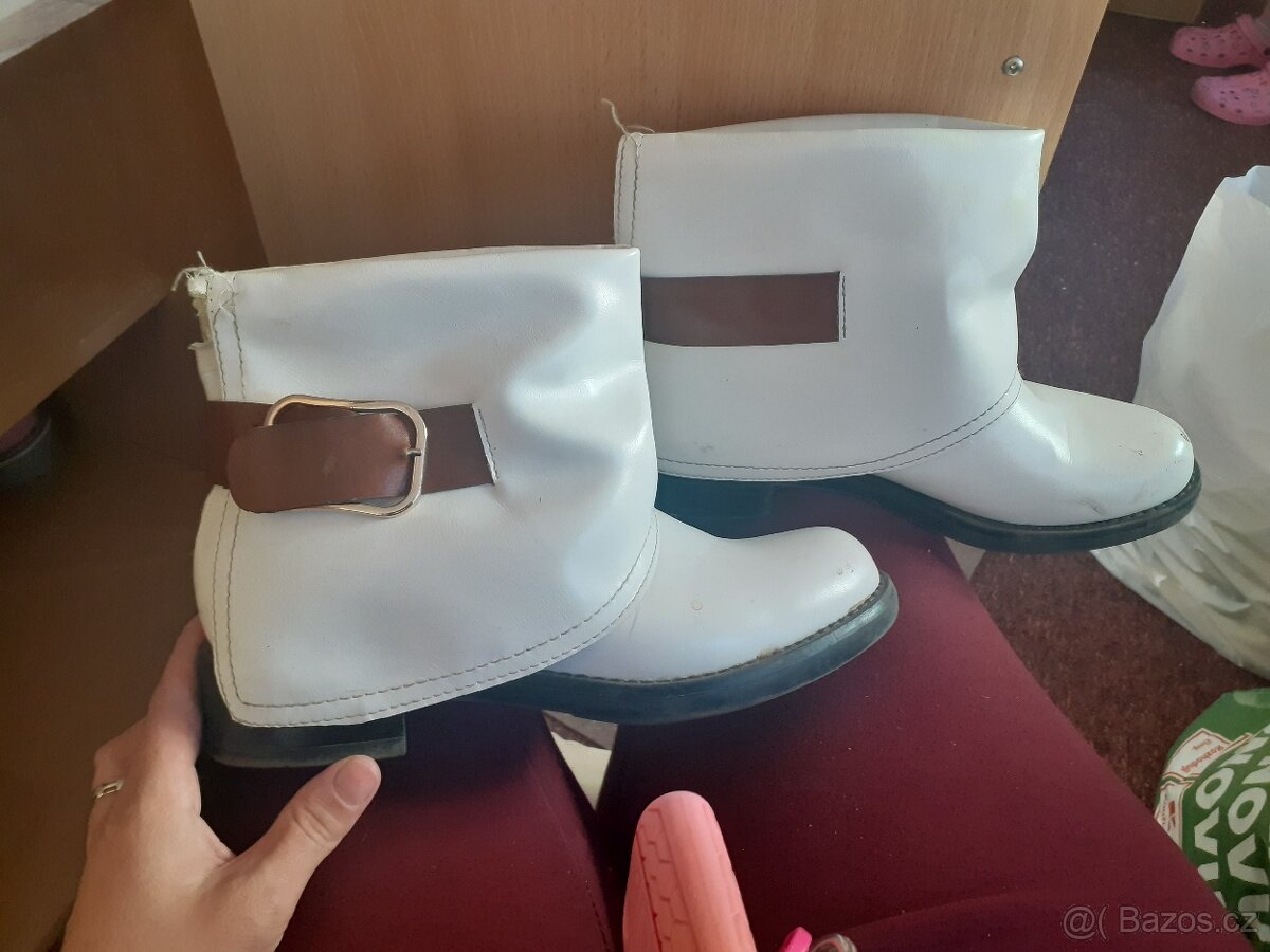 Bílé kotníkové dámské boty