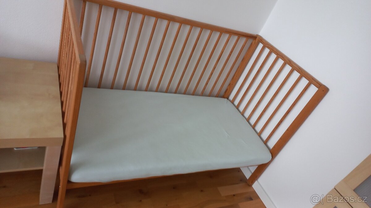Dětská postýlka dřevěná
