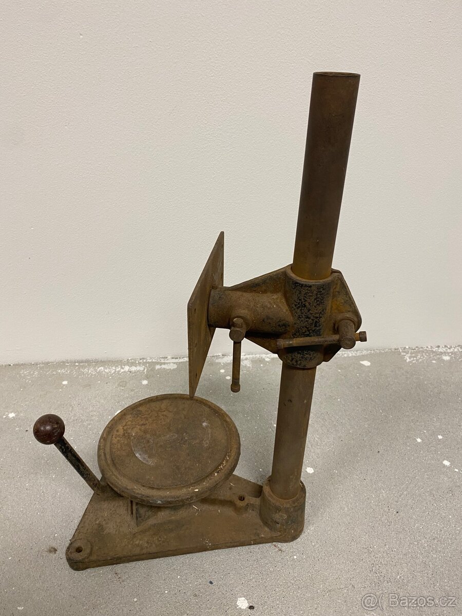 Zajímavý dílenský stojan asi na stolní vrtačku