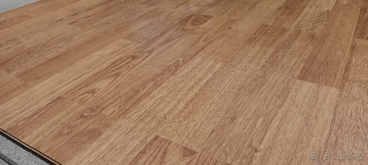 Prodej laminátové podlahy - barva světlý dub (přírodní)