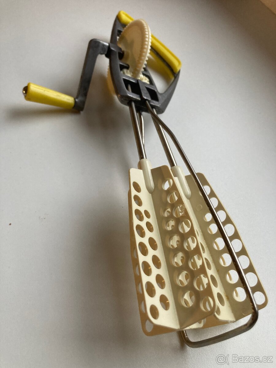 Vintage mechanický ruční šlehač s klikou, stáří cca 70 let