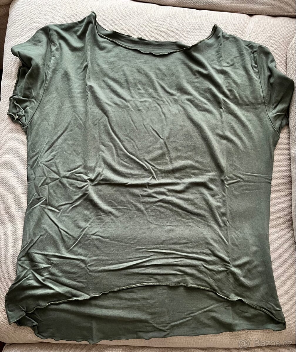 Tričko s vlnitým lemem.