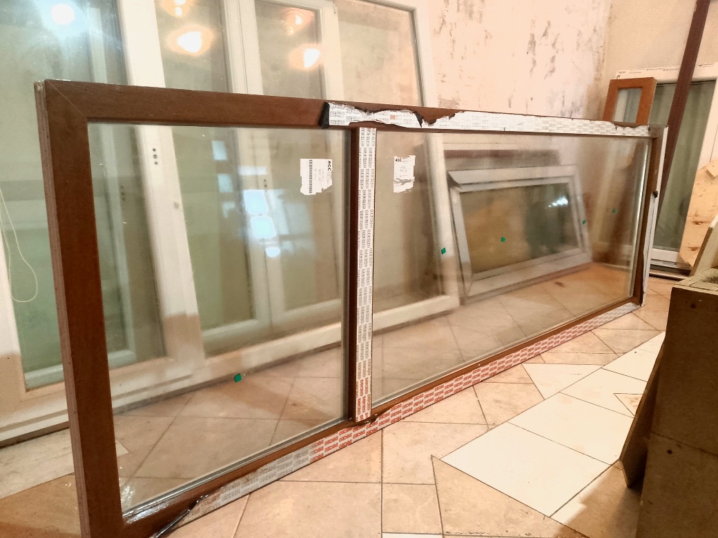 Nové velké plastové okno doprava