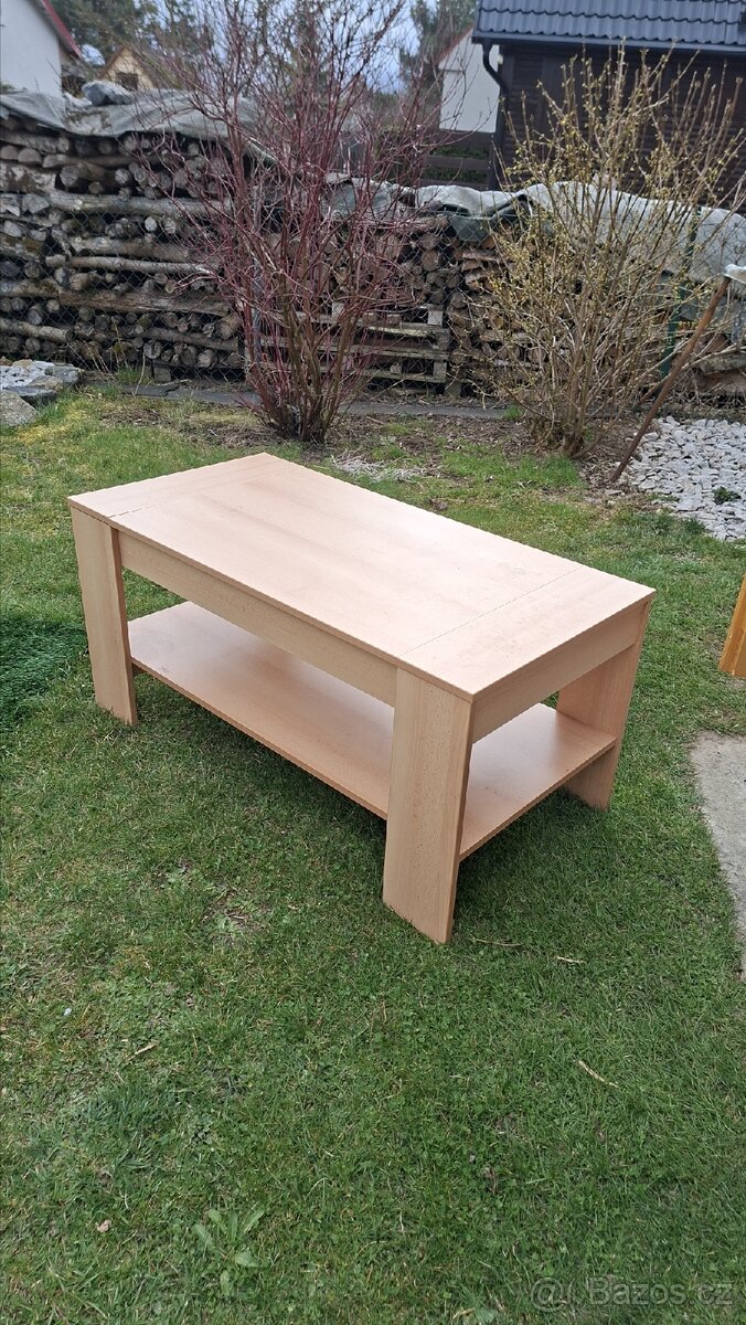 Dřevěný konferenční stolek