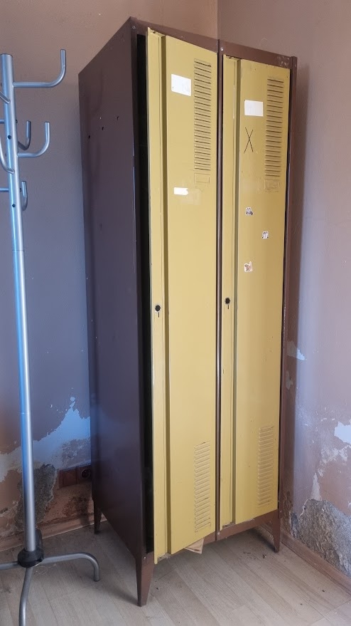 Plechová šatní skříň