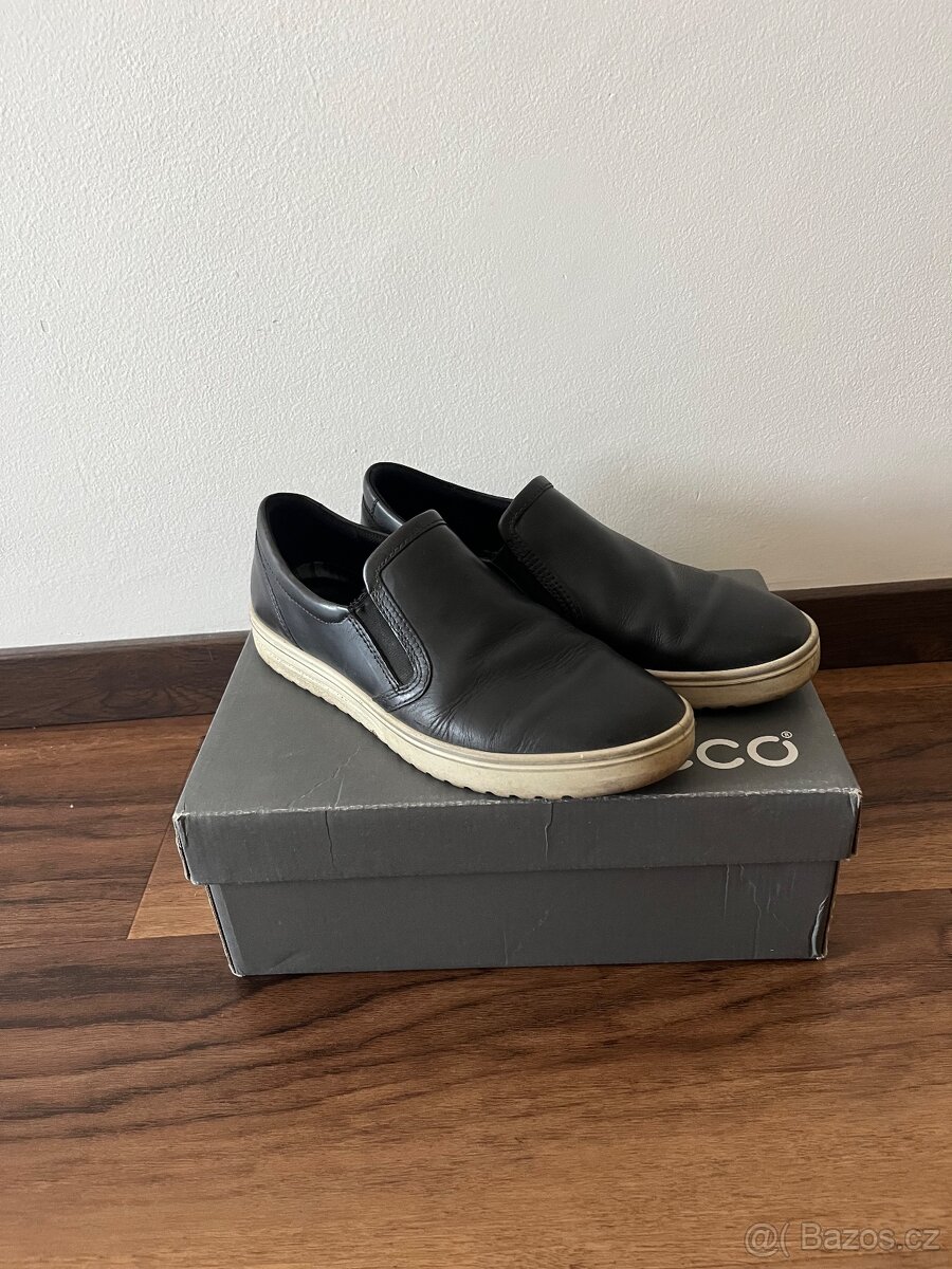 Černé kožené slipon slip-on nazouváky Ecco