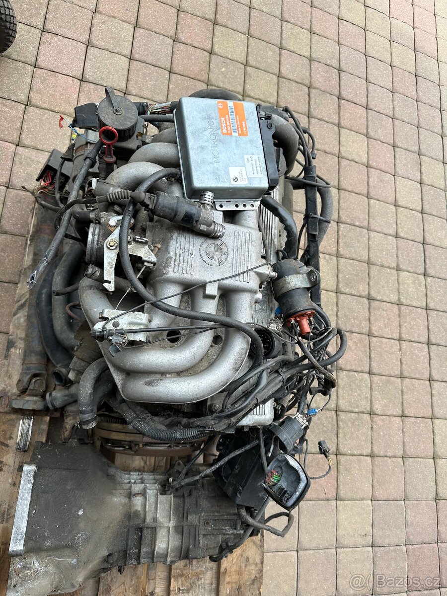 Motor 325e BMW 3 E30 kompletni viz foto