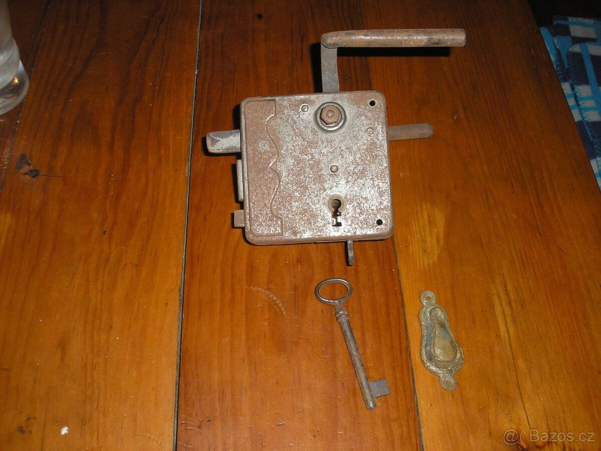 starý dveřní zámek+klíč+krytka