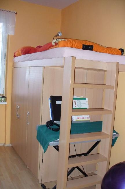Postel s velkým úložným prostorem