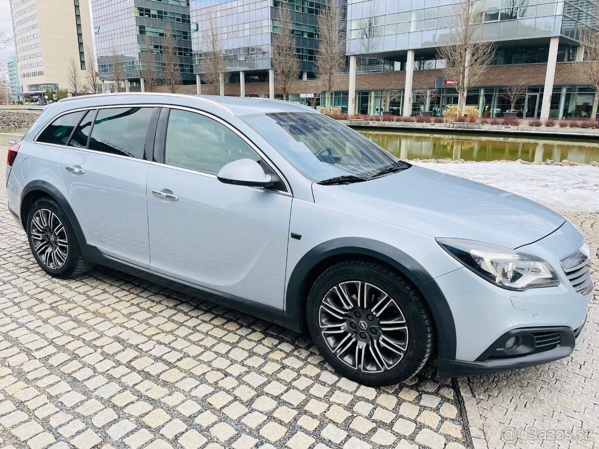 Opel Insignia COUNTRY T. 2.0CDTI 4x4 AUT VÝHŘEV KAMERA TAŽNÉ