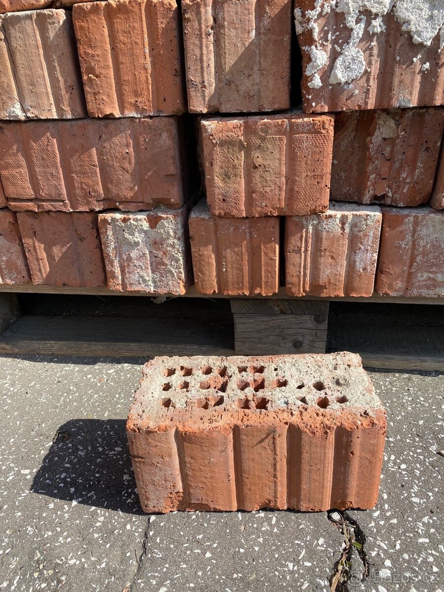 Cihly o rozměru cca 24 x 12 x 11 cm