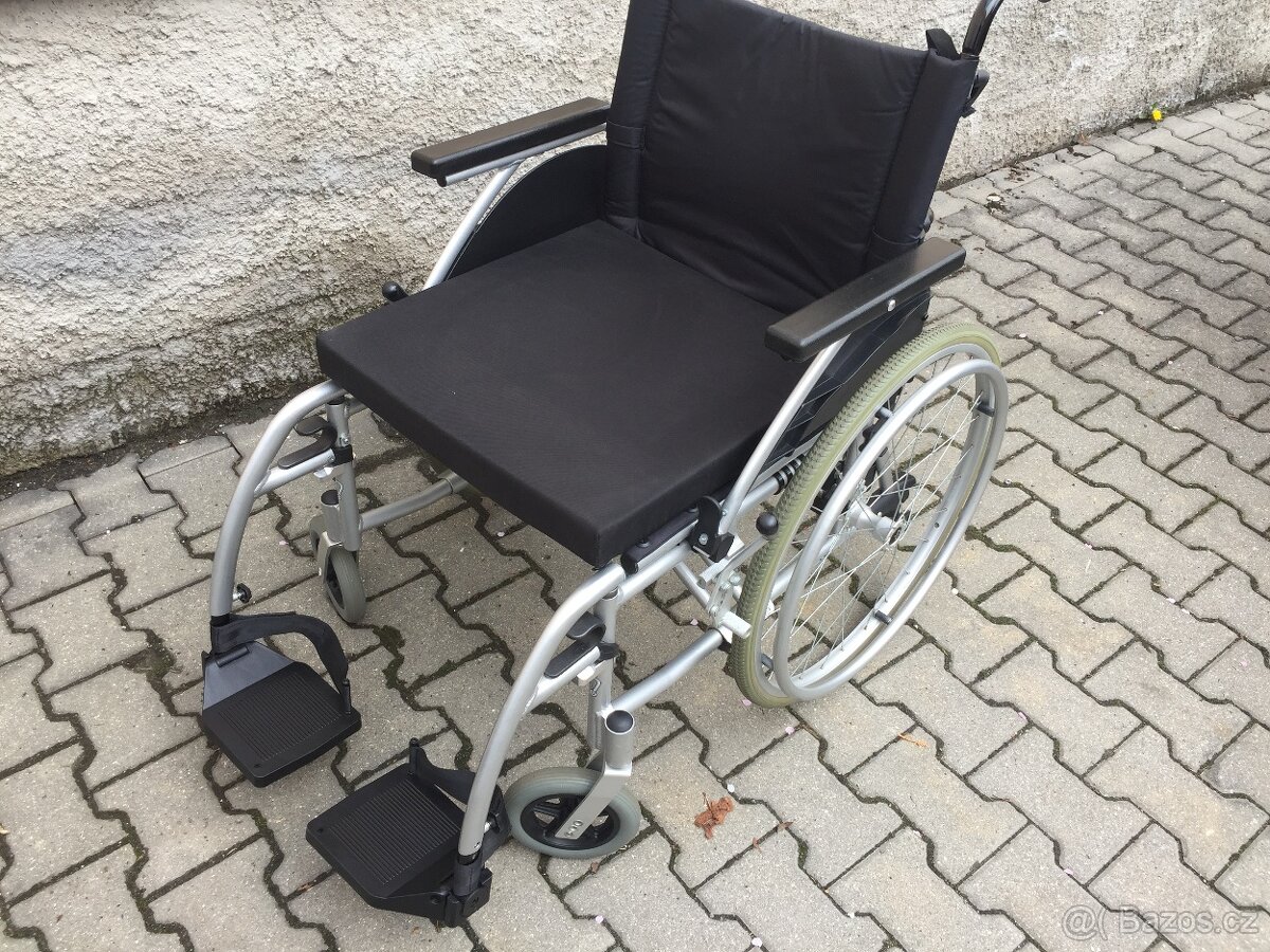 Invalidní vozík mechanický odlehčený