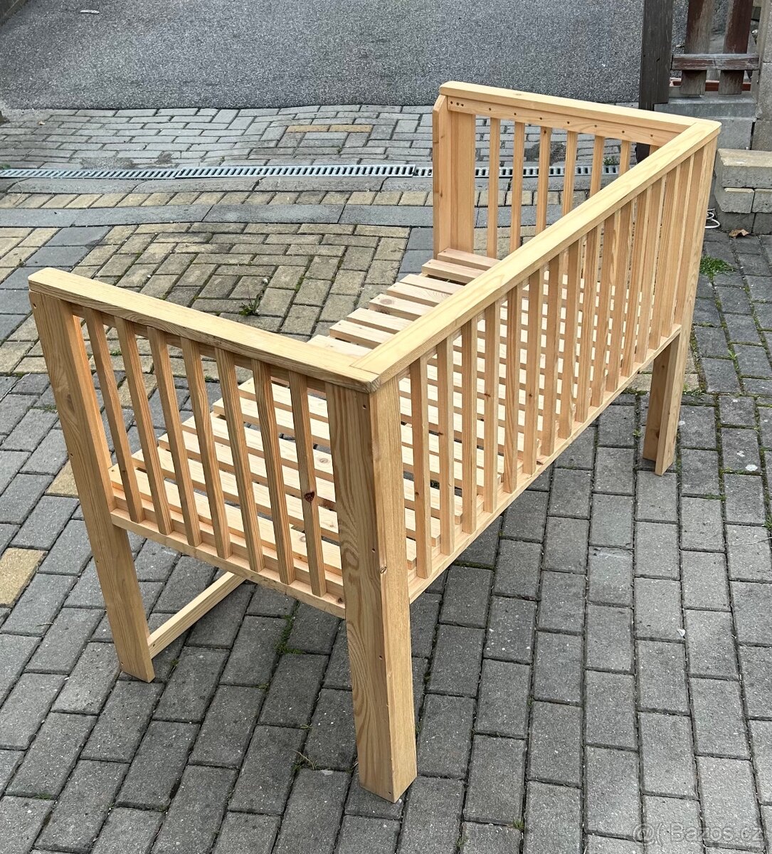 Dřevěná postýlka