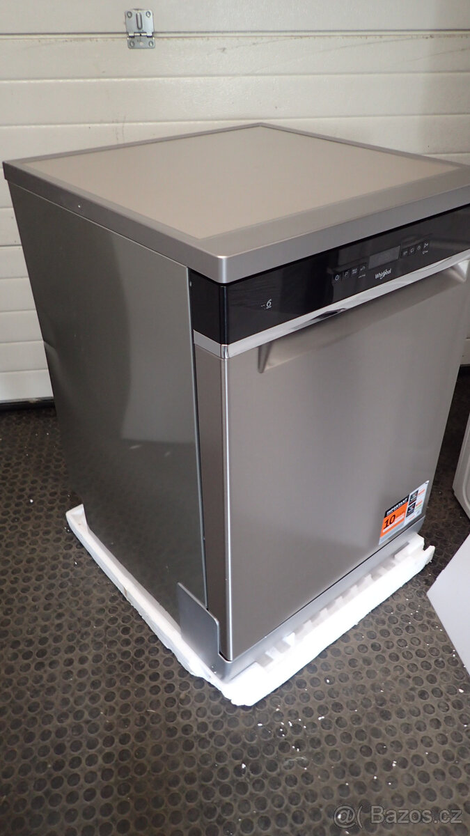Myčka WHIRLPOOL WFO 3T142 X Myčka je nová ale při manipulac