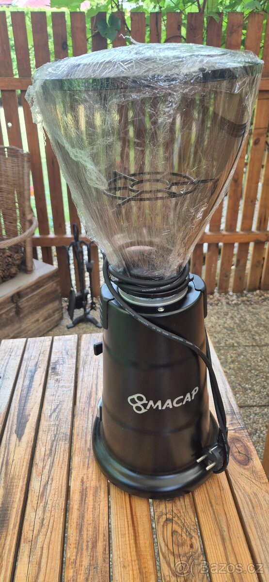 Mlýnek na kávu MACAP