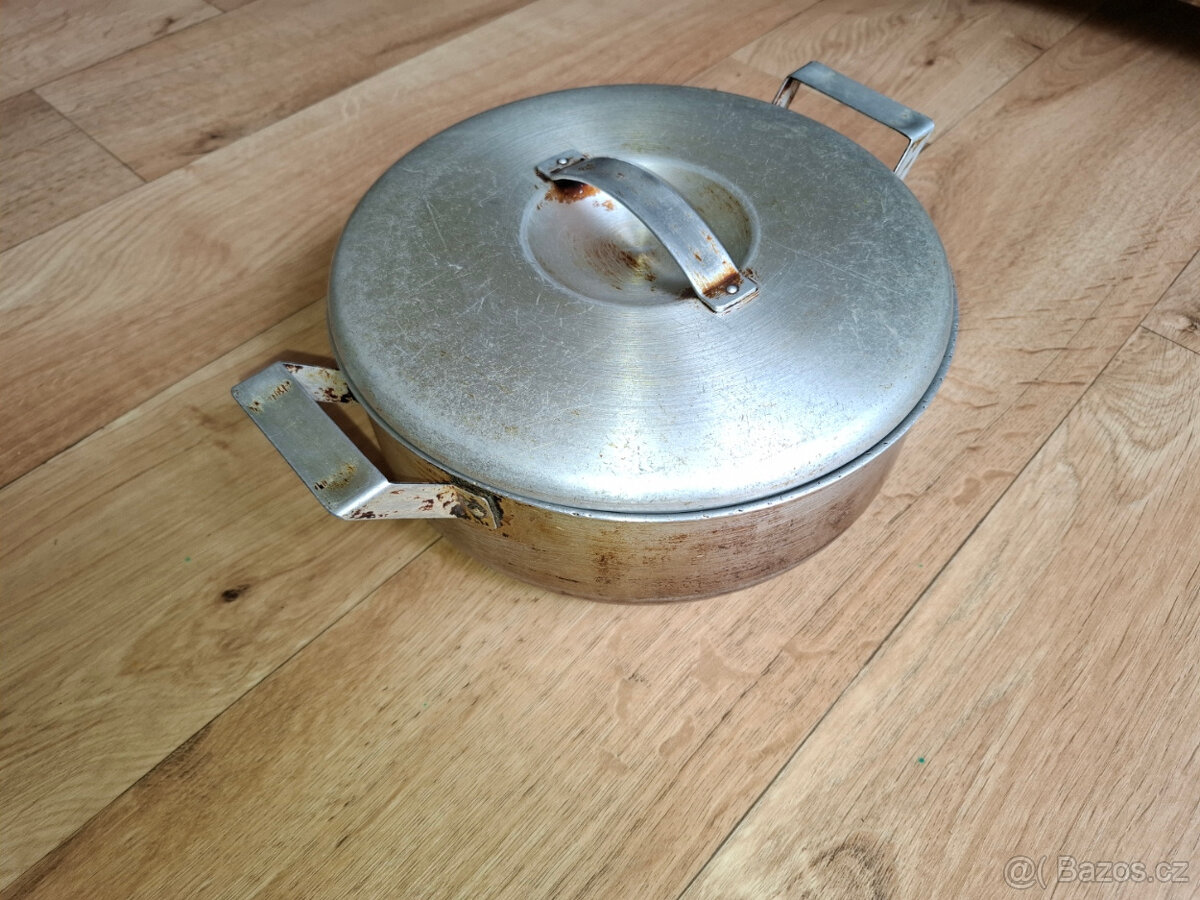 Starý plechový kastrol s patinou + poklice; průměr 25cm