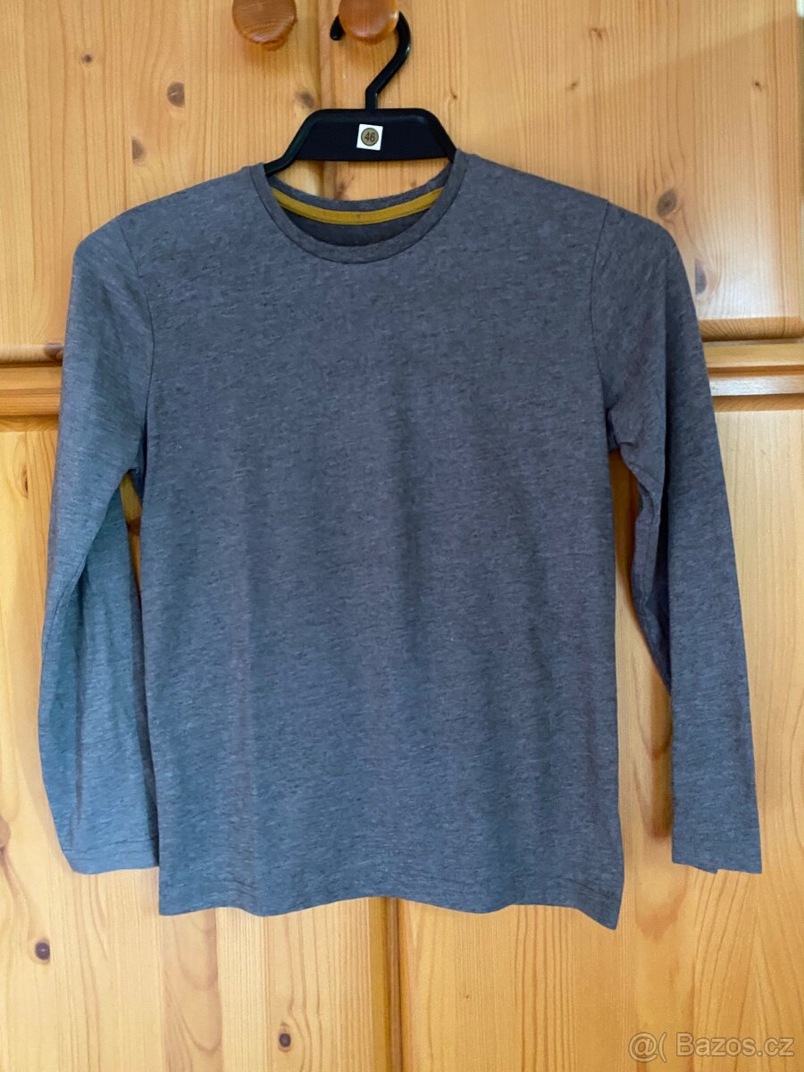 2 Bavlněné nátělníky pod dres