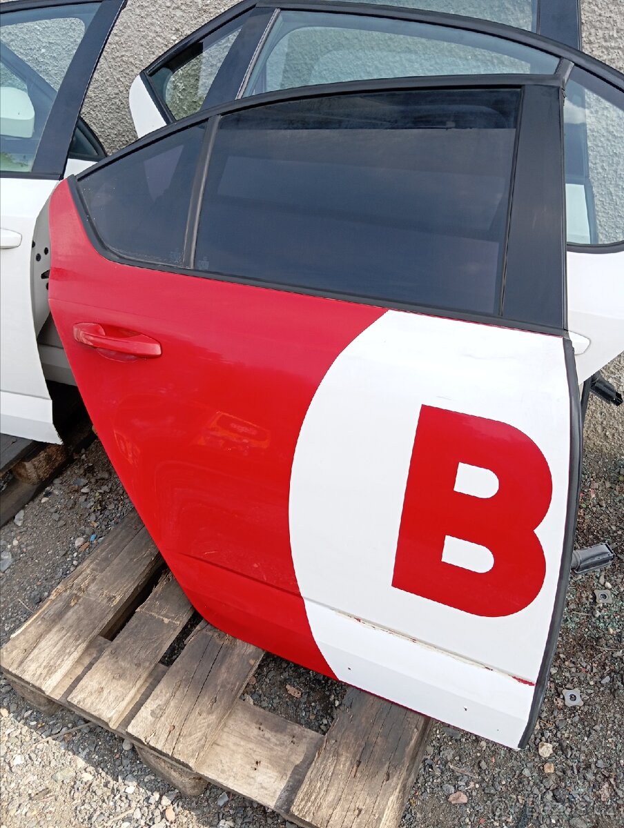 Škoda Octavia 3 iii práve zadní dveře