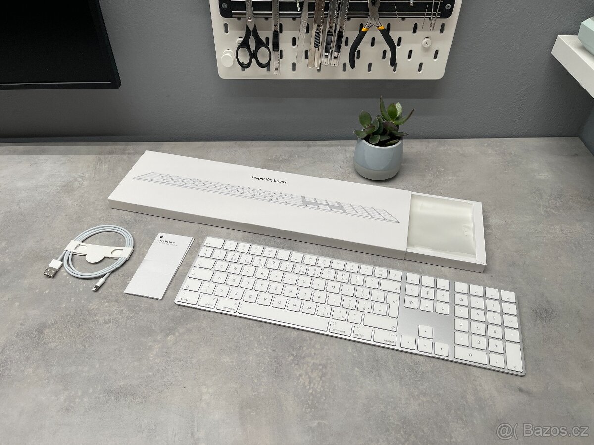 Apple Magic Keyboard s číselnou klávesnicí - česká A1843