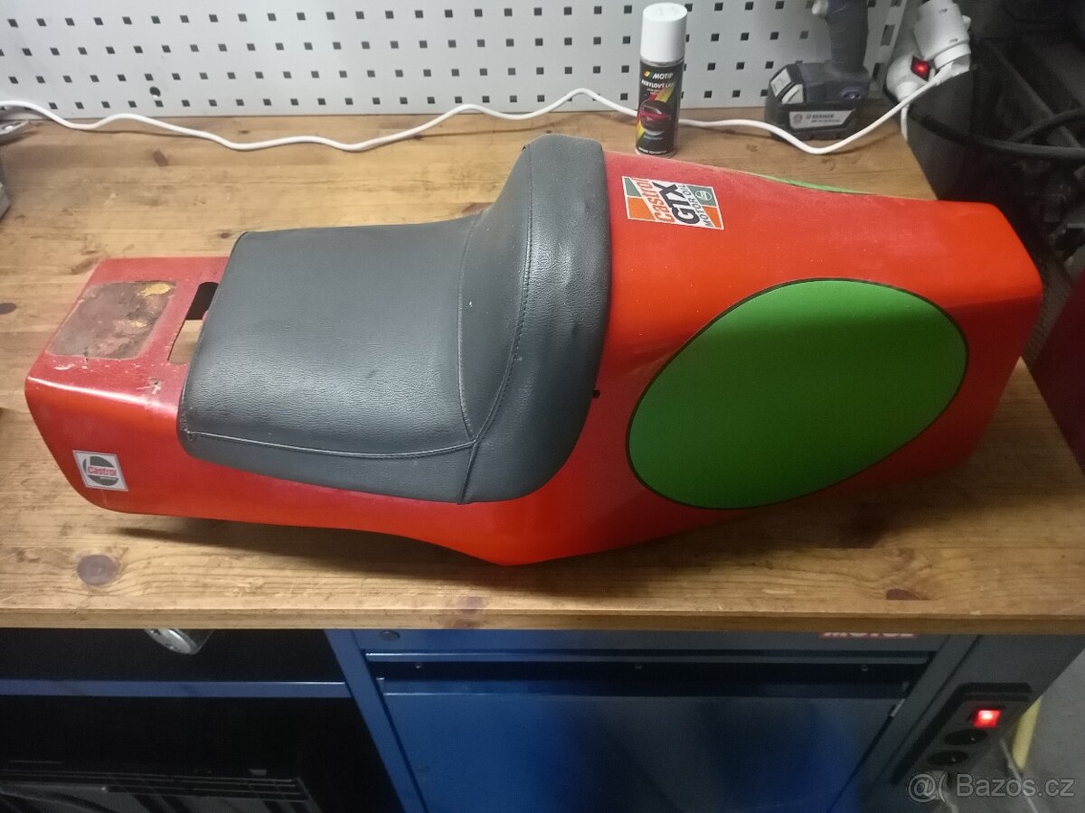 Závodní laminát zadní kapota