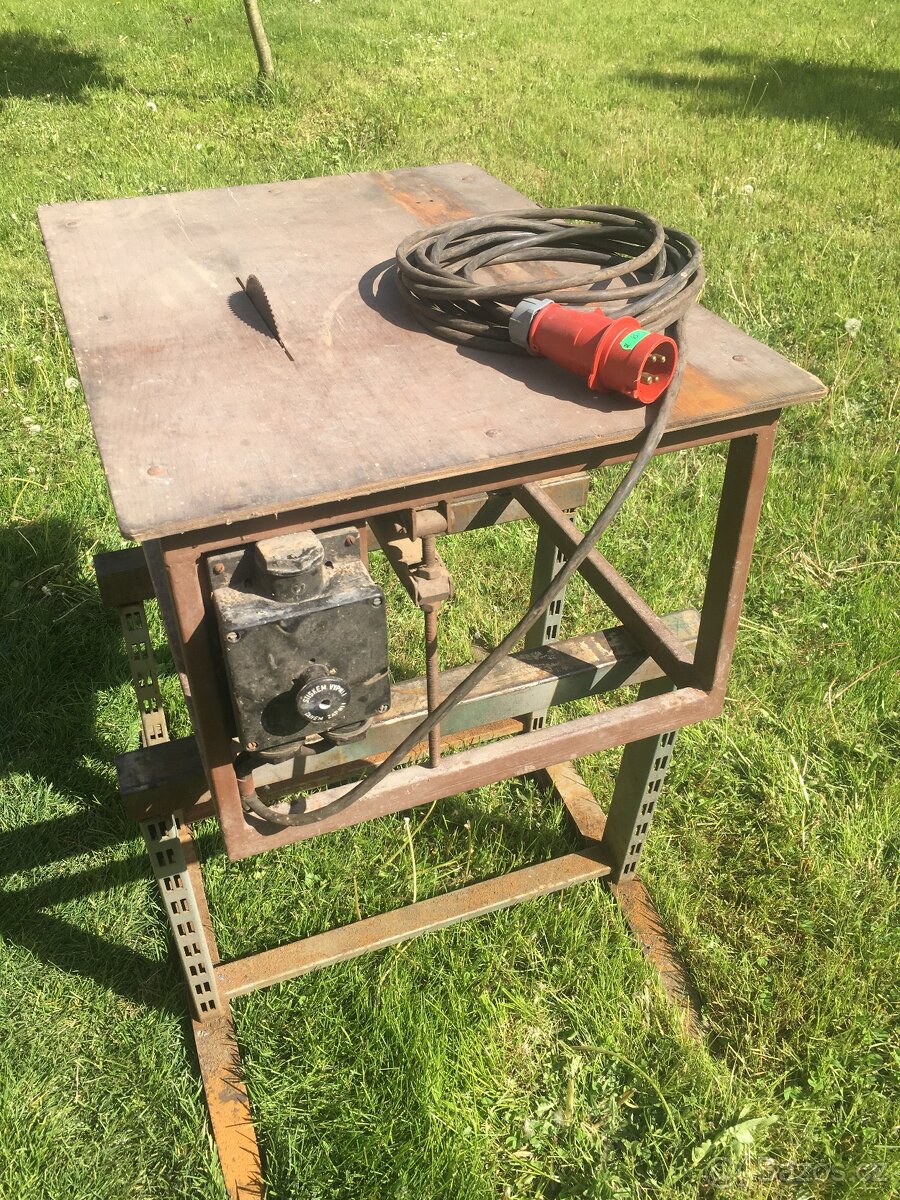 Kotoučová modelářská pila na dřevo