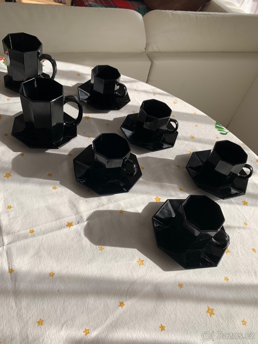 Cerne kubisticke hrnecky s podsalky